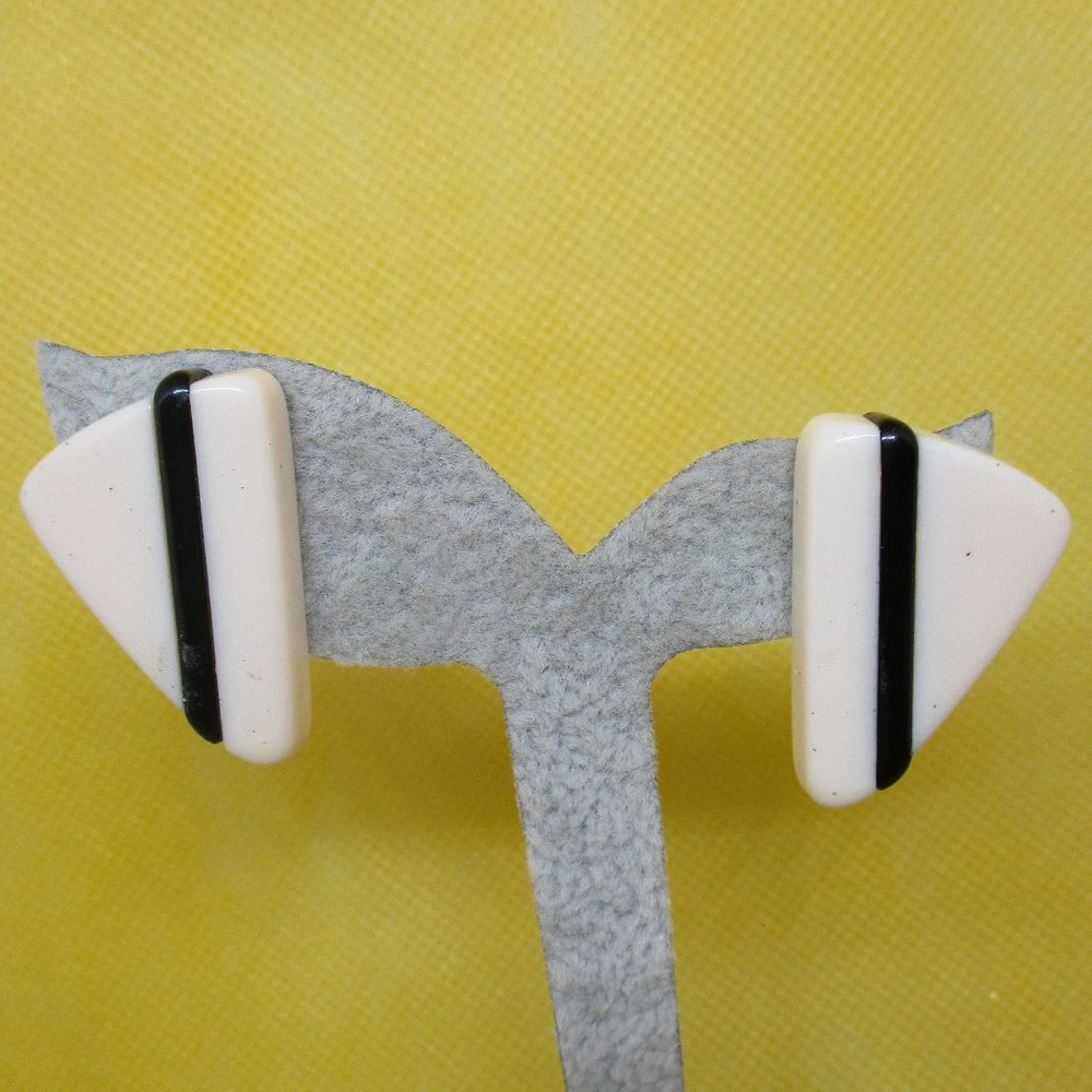 Avon Black White Plastic Triangle Earrings Pierced